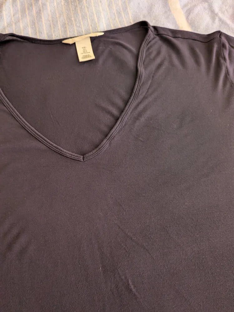 H&M Navy Blue V-Neck T-Shirt - Size L image indicator(4)