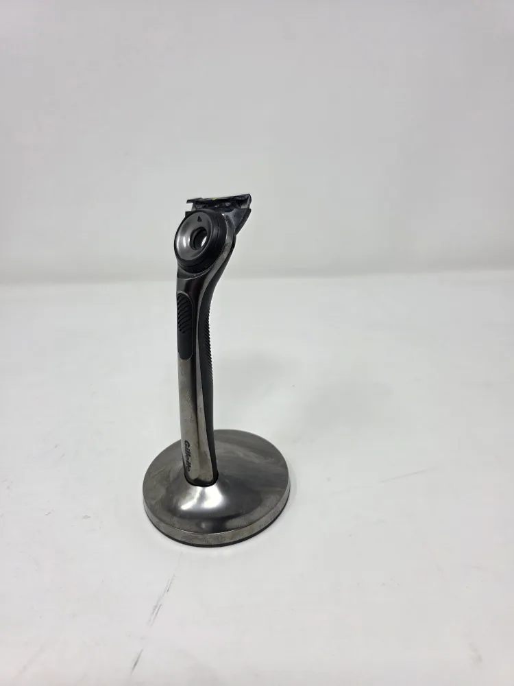 Gillette labs Razor handle with Stand 🇨🇦 thumbnail