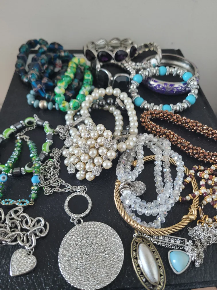 20 Items Assortment of necklaces and bracelets thumbnail