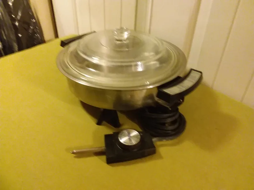 Electric Skillet w / Glass Lid 🇨🇦 thumbnail