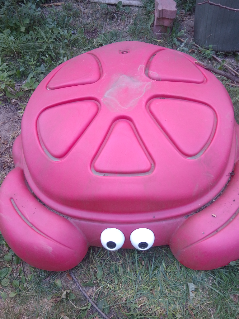 Step2 Crabbie Sandbox, toys and sand