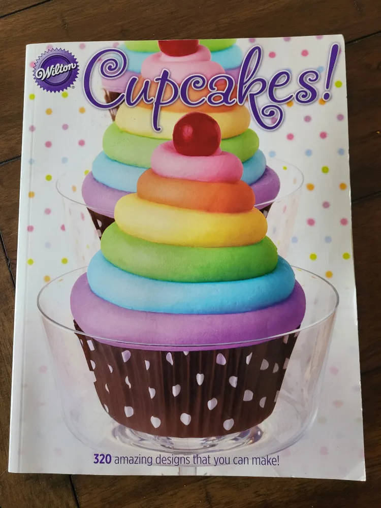 Wilton Cupcakes! Book - 320 Designs thumbnail