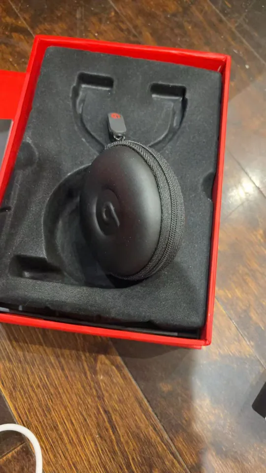 Beats by Dr. Dre Headphones image indicator(5)