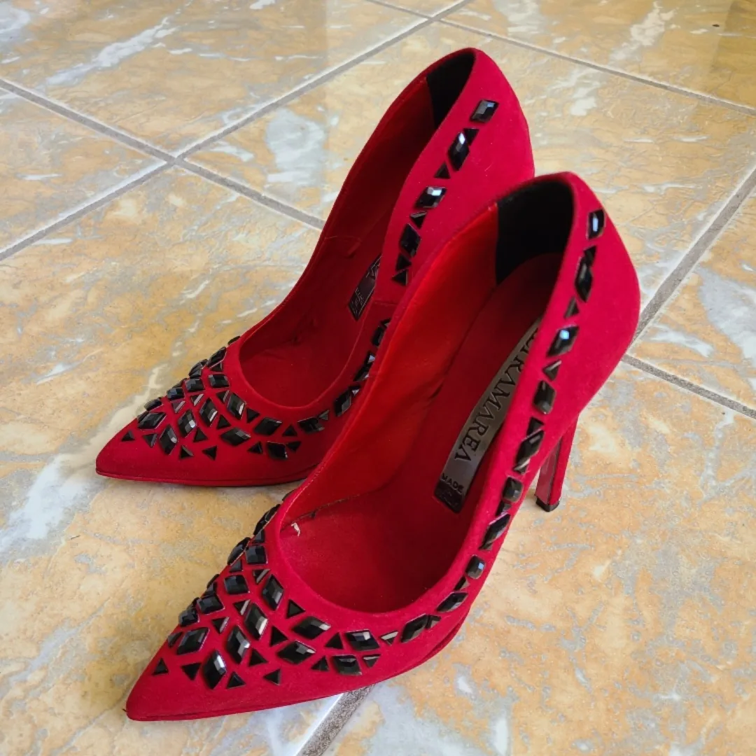 🇨🇦Red Pointed Heels with Black Studs thumbnail