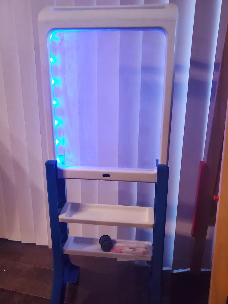 Light Up Kids Easel image indicator(9)