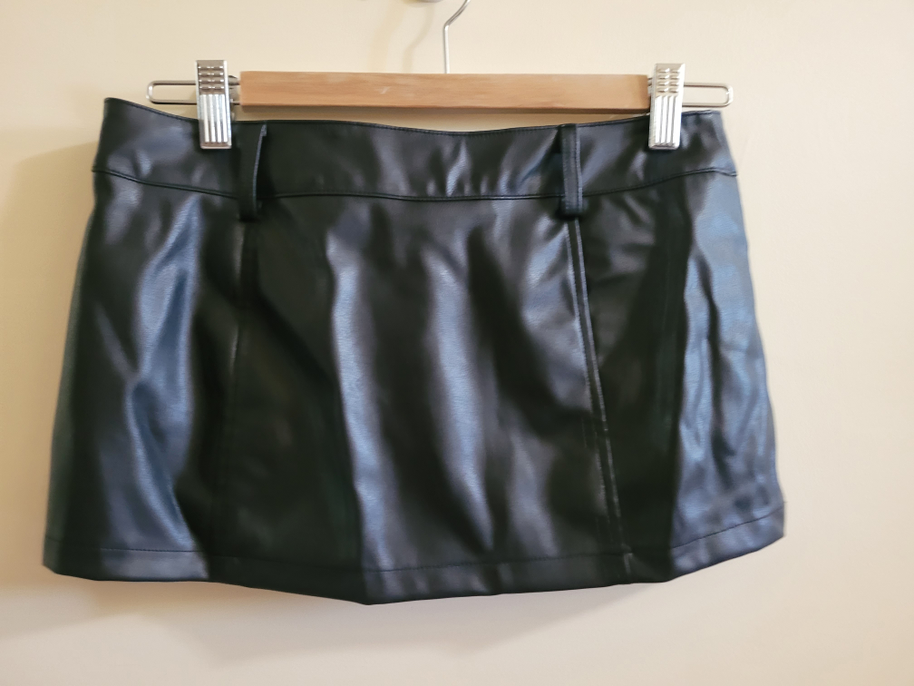 BRAND NEW Edikted Black Faux Leather Skort - Size Small - photo 3
