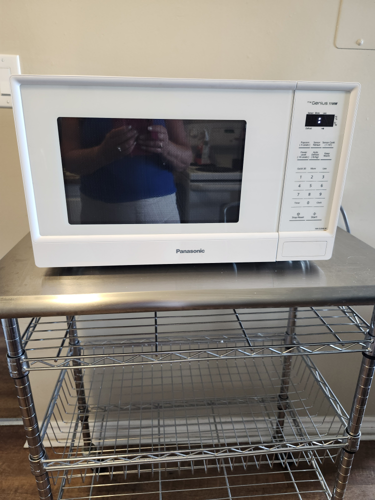 Panasonic Genius 1100W Microwave - photo 3