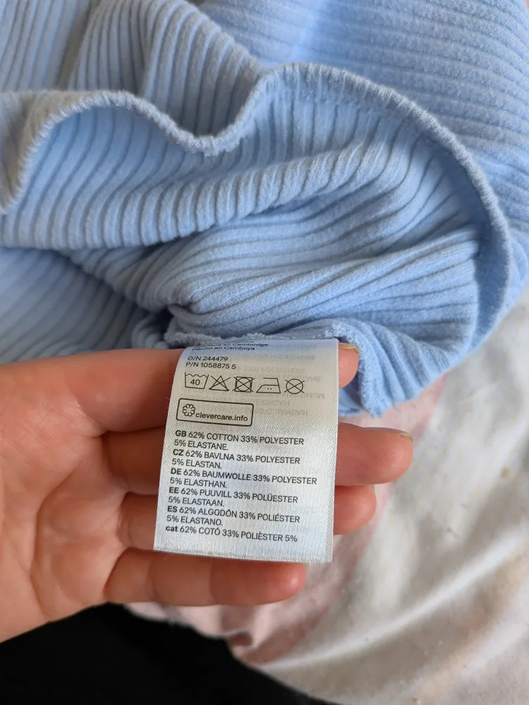 H&M Light Blue Ribbed Crop Top - Size L image indicator(5)