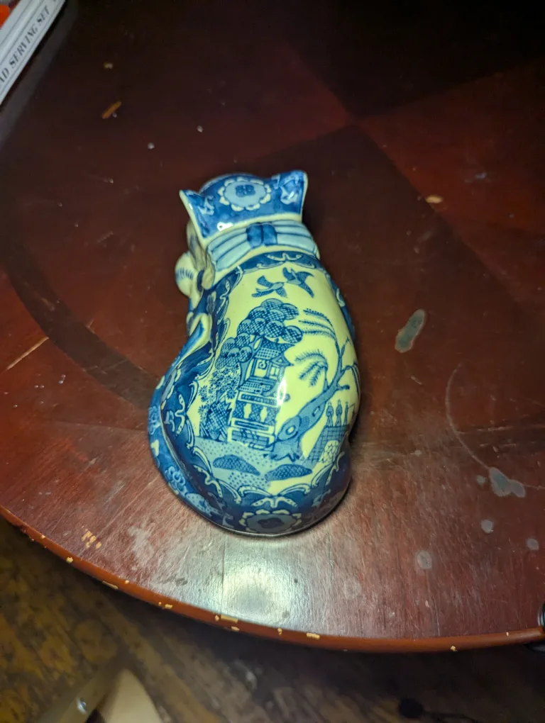 Vintage Blue & White Porcelain Cat Figurine image indicator(4)