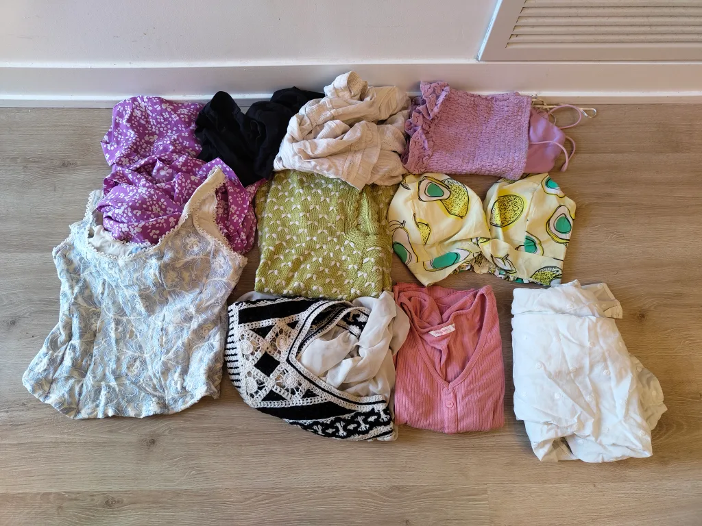 Bundle of 10 Women’s Tops – Size S/M 🇨🇦🧡 thumbnail