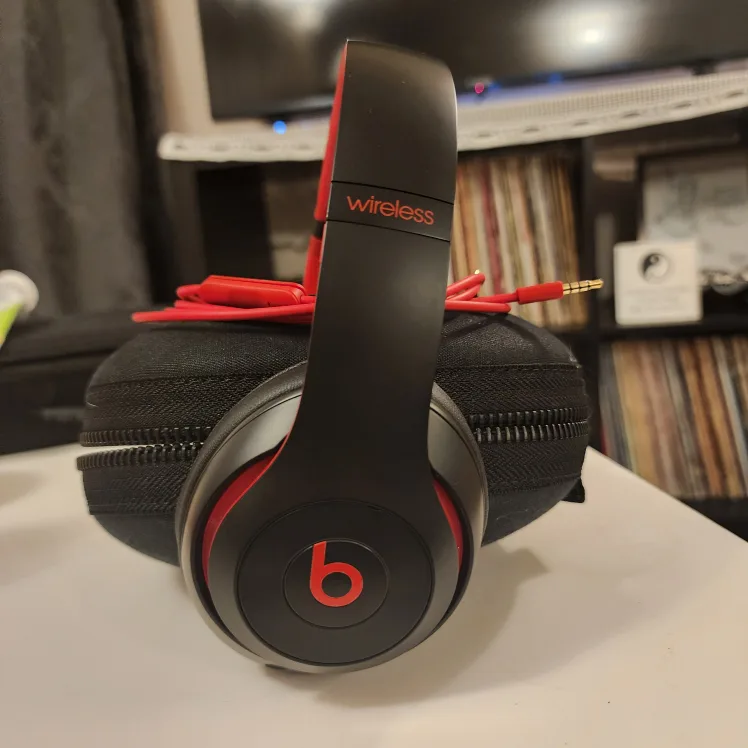 Beats Studio 3 Wireless Headphones - Black & Red thumbnail