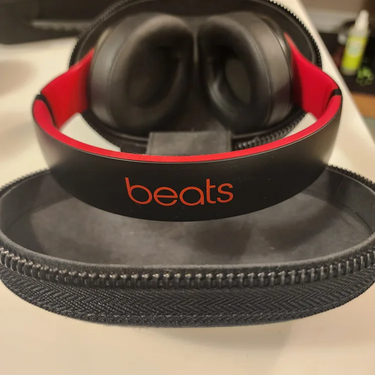 Beats Studio 3 Wireless Headphones - Black & Red image indicator(2)