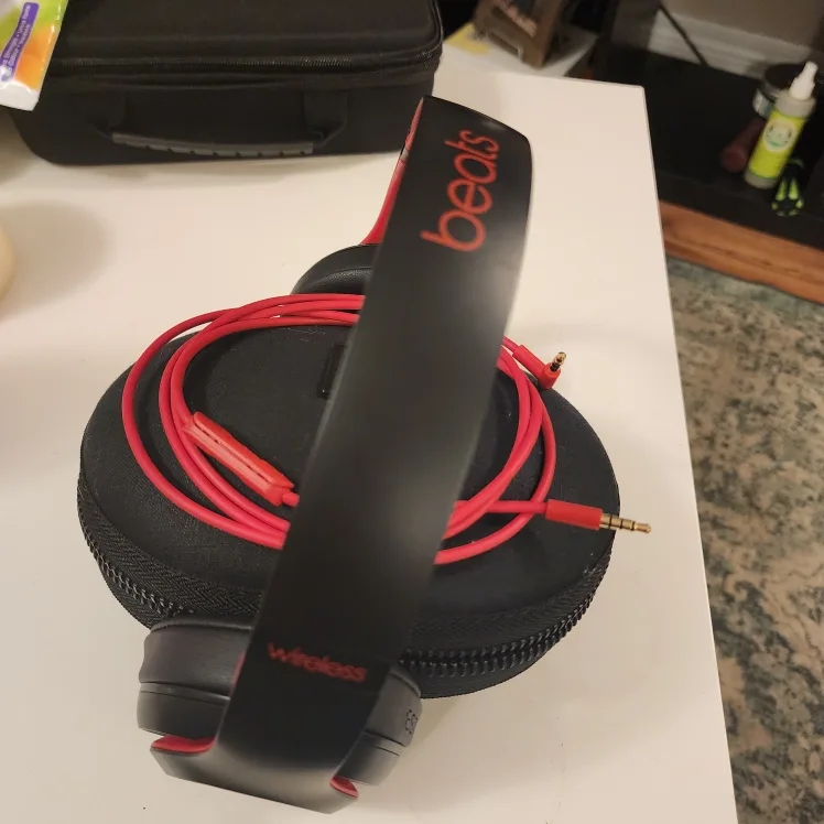 Beats Studio 3 Wireless Headphones - Black & Red image indicator(3)