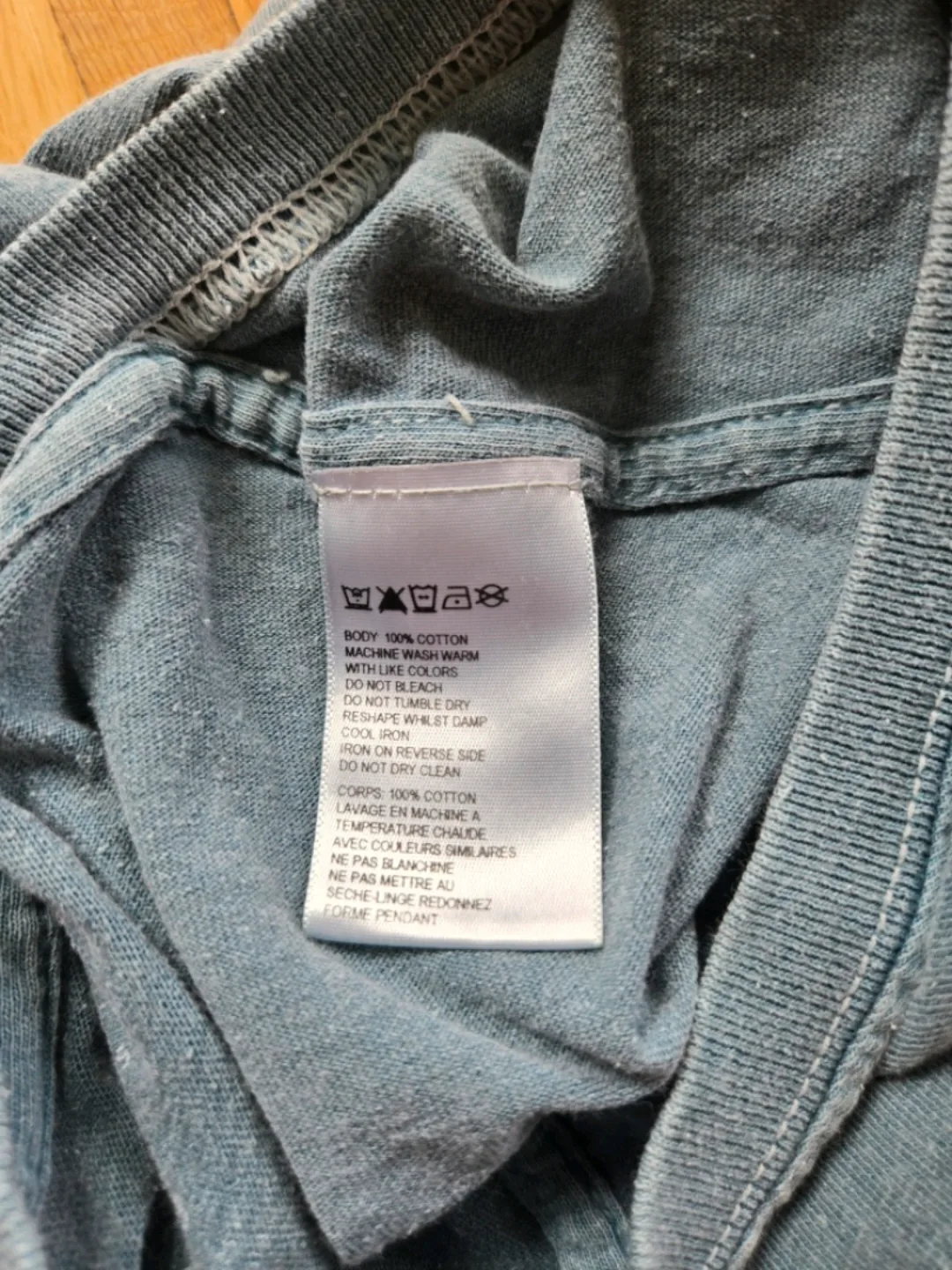 Urban Outfitters Koi Fish Graphic Tee - L/XL image indicator(5)