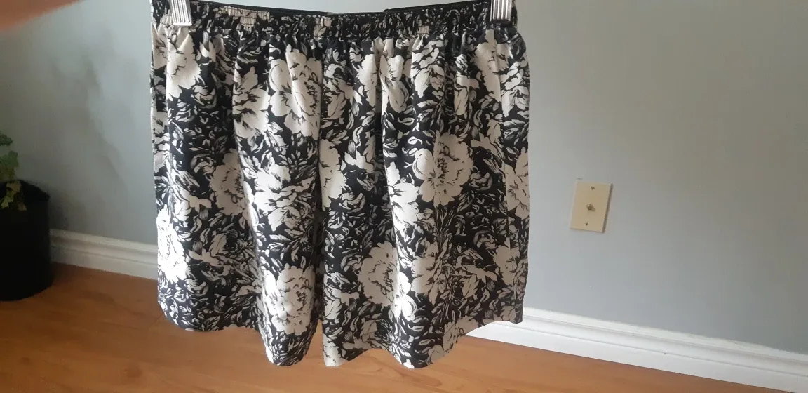 Floral 100% Silk Shorts - Size S image indicator(5)