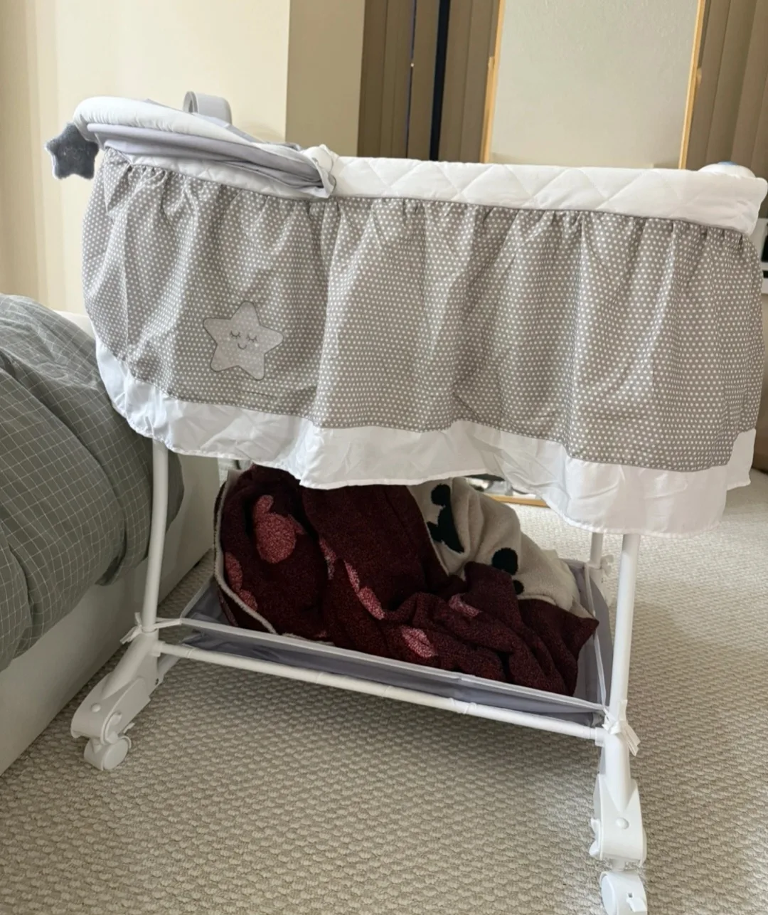 Lily Bassinet with Storage image indicator(2)
