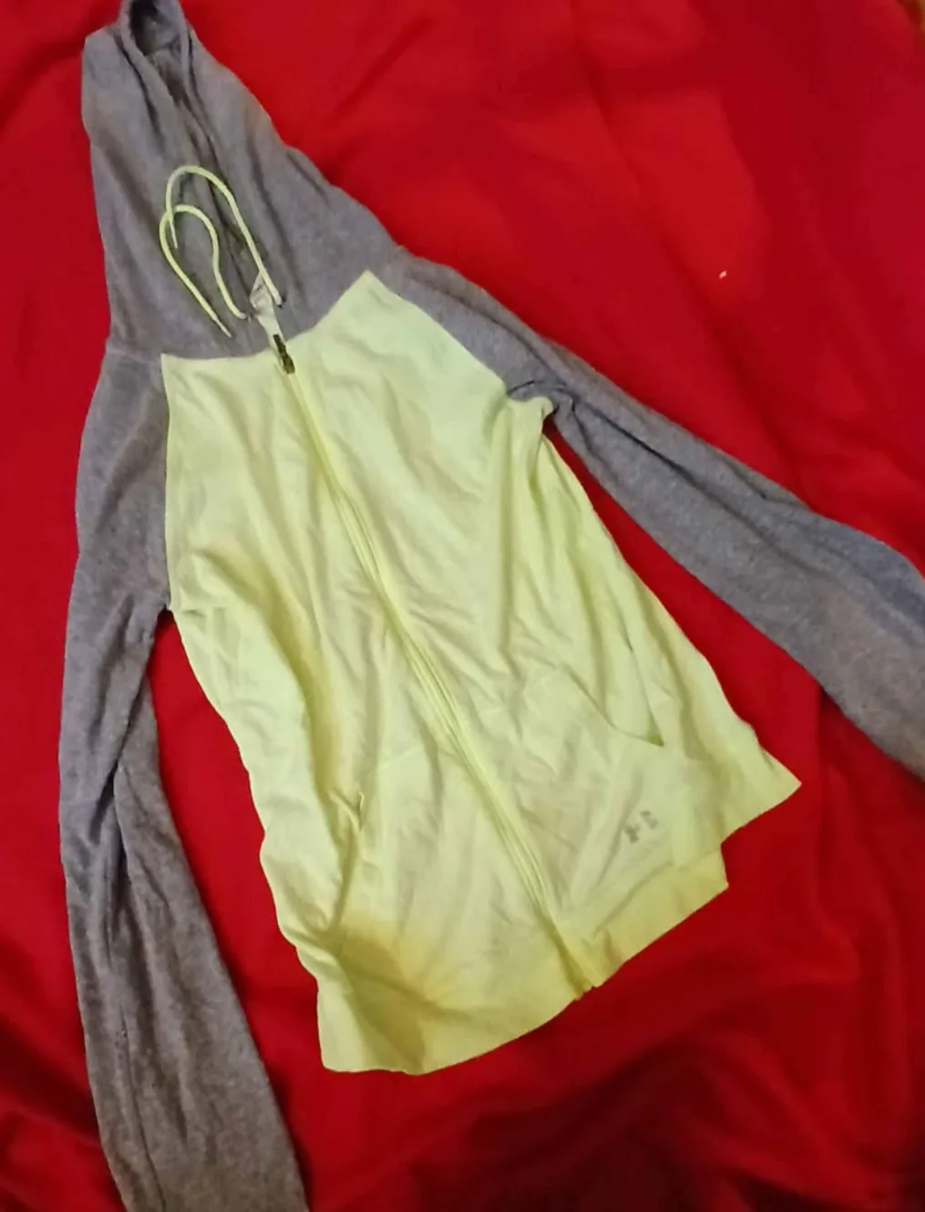 Under Armour HeatGear Hoodie - Size Small thumbnail