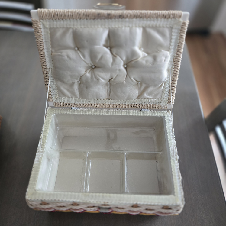 Vintage Sewing Basket with Handle - photo 3
