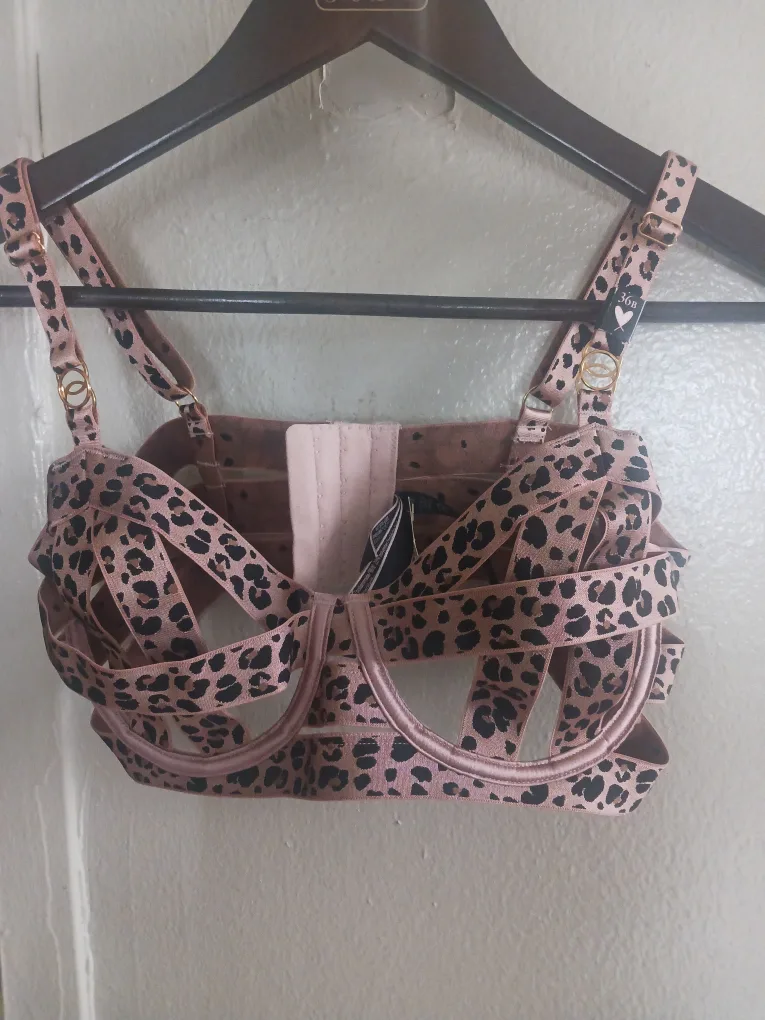 New NWT Victoria's Secret Leopard Bra Size 36B image indicator(3)