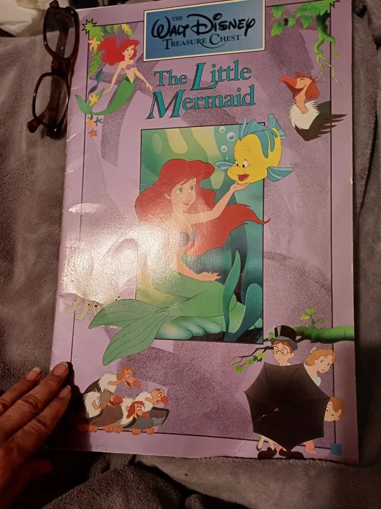🇨🇦 Walt Disney's Treasure Chest 'The Little Mermaid' Book thumbnail