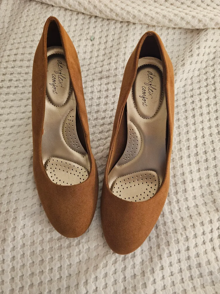 Dexflex Suede Heels - 7.5M thumbnail