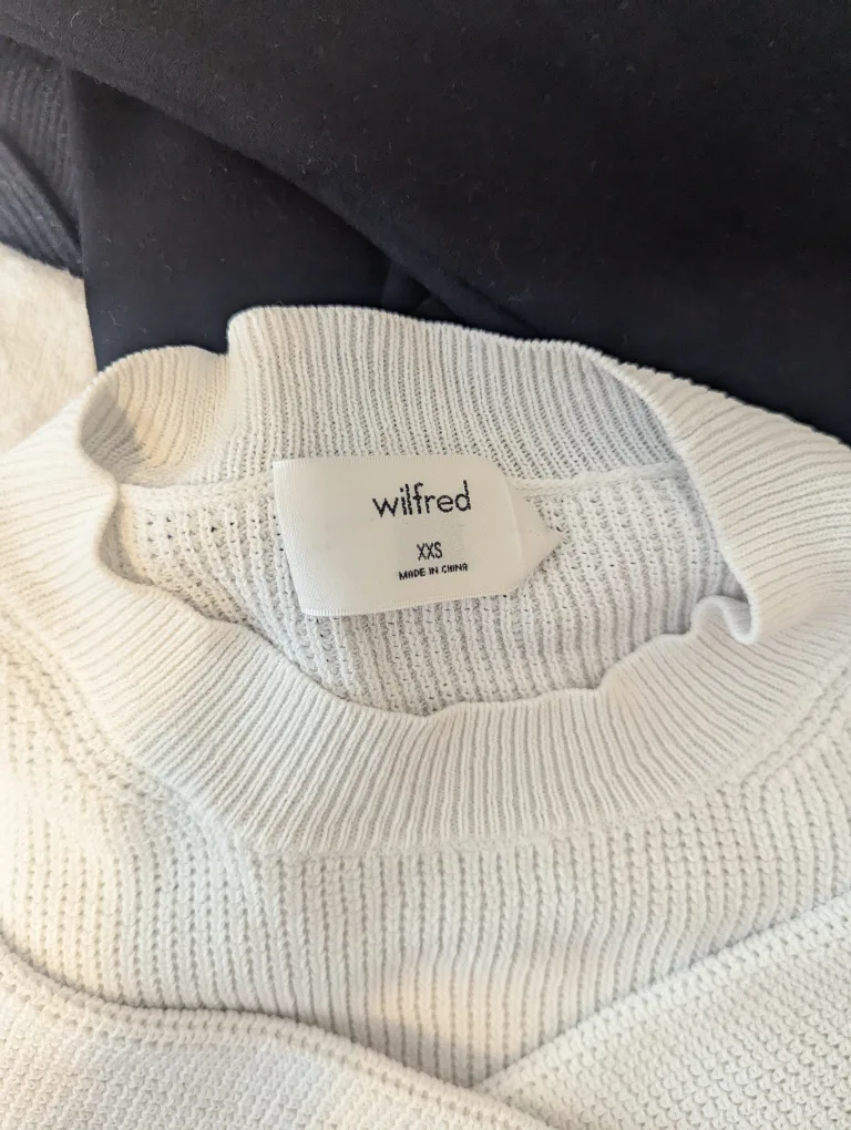 Take all $10 - 4 pcs Aritzia tops! image indicator(2)