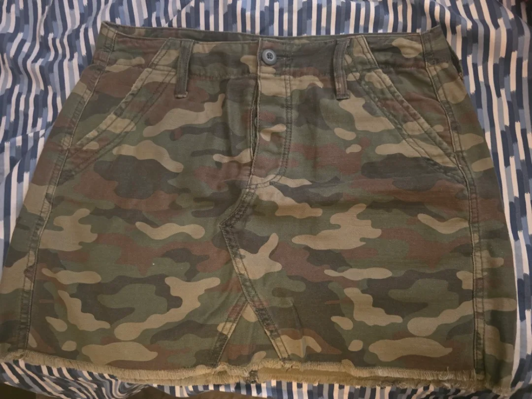 American Eagle Camo Mini Skirt - Size 4 thumbnail