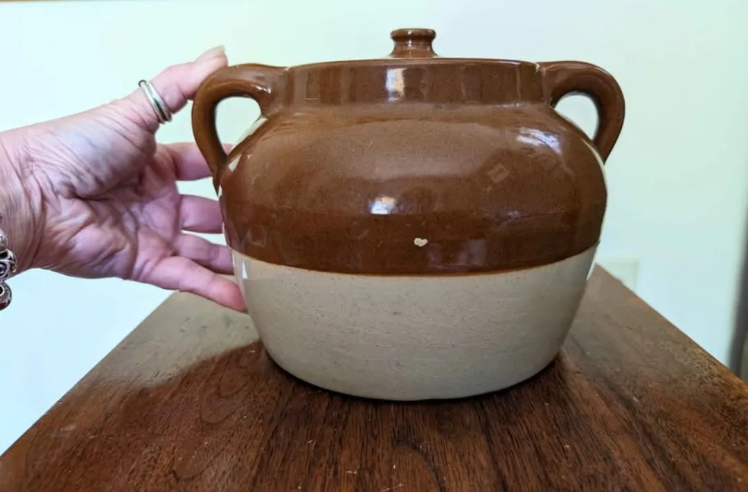 Medicine Hat Potteries Clay Bean Pot ~ 2 quart ~ 1940s image indicator(9)