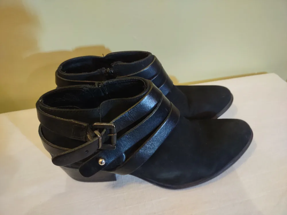 Steve Madden Black Leather Ankle Boots - Size 7.5 image indicator(2)