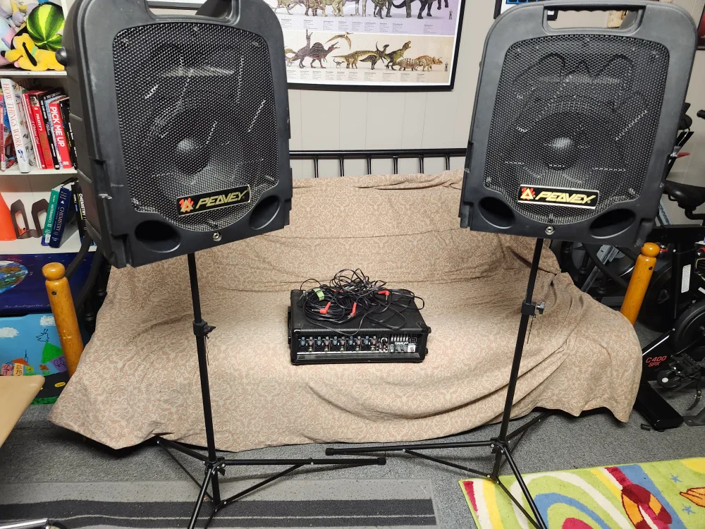 Peavey Speakers 10 inch woofer and MM5D 180W Powered Mixer thumbnail