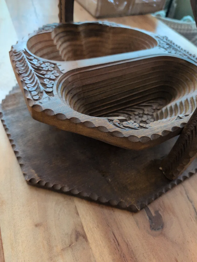 Intricate Wooden Collapsible Basket Serving 🇨🇦 image indicator(2)