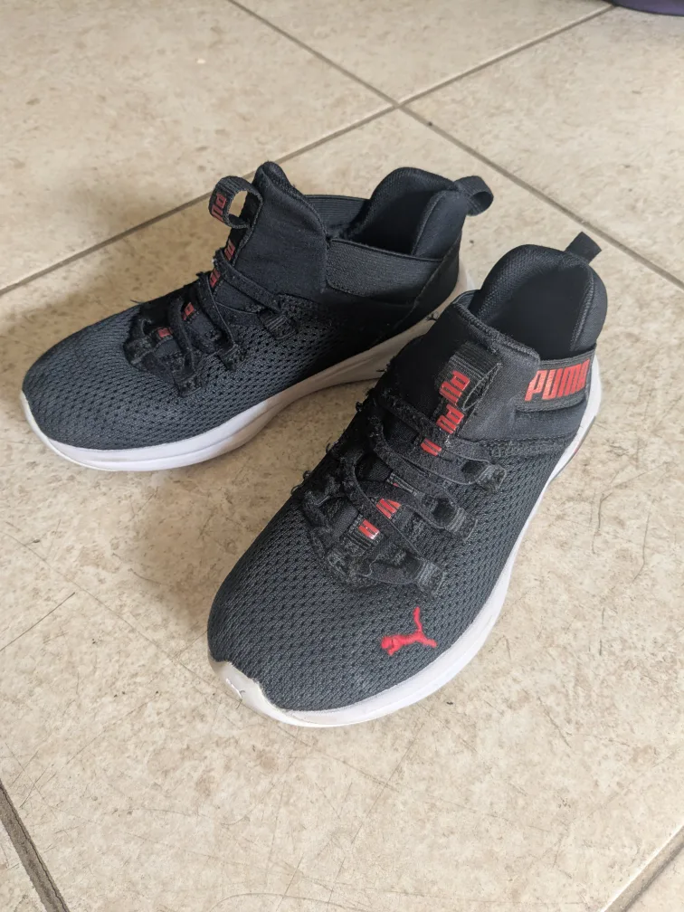 Kids Puma slip on runners (19 cm, size 1C)