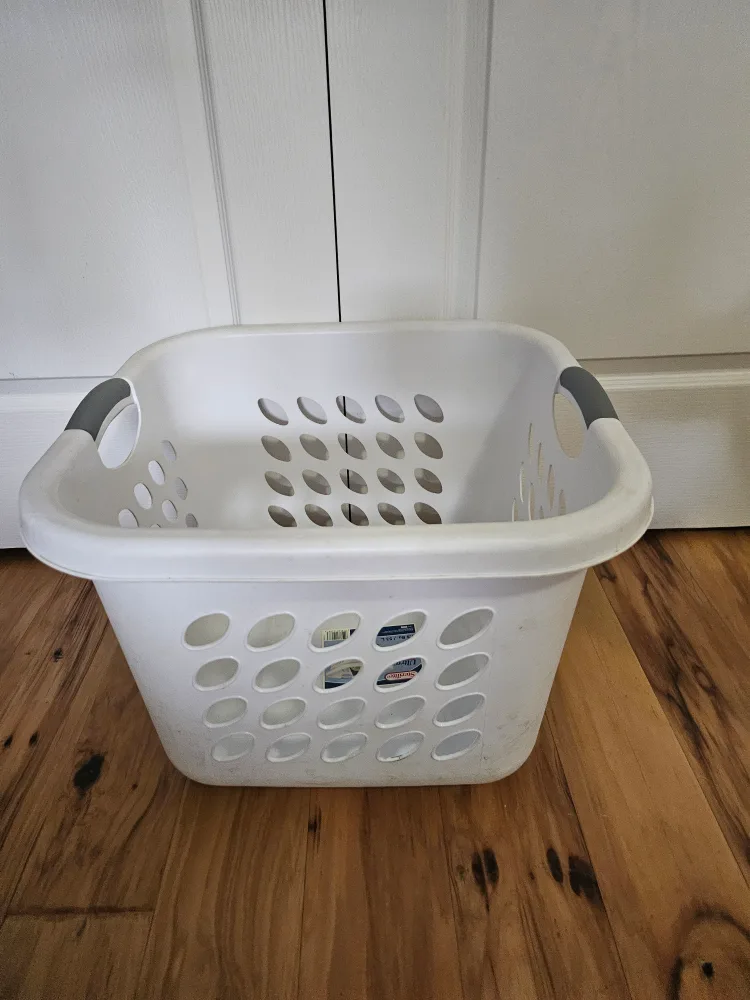 Sterilite Ultra Laundry Basket - 1.5 Bu. / 53 L 🇨🇦 thumbnail