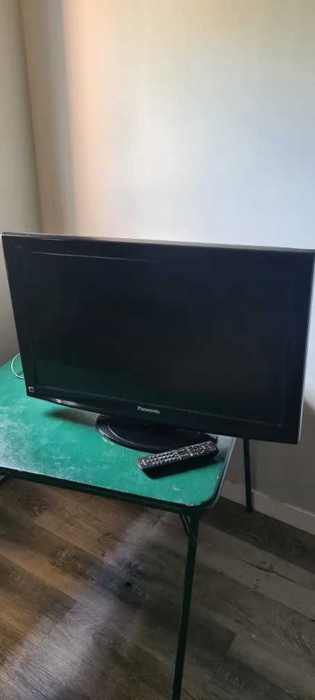 Panasonic 32" TV with Remot thumbnail