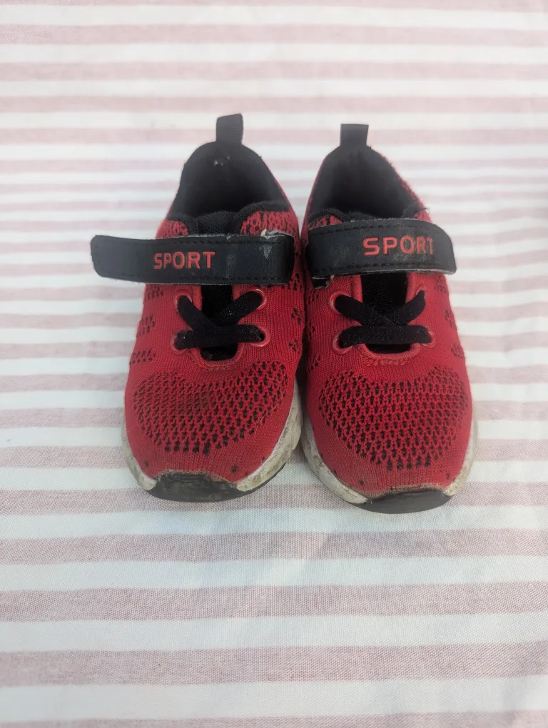 🦖 Size 7 Jurassic Park Sandals + 2 Bonus Pairs (Puma + Sport) image indicator(2)