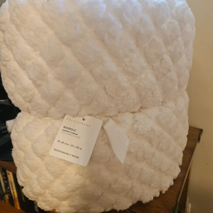 Pottery Barn Nordic Sherpa Throw - 50x60 inches image indicator(2)