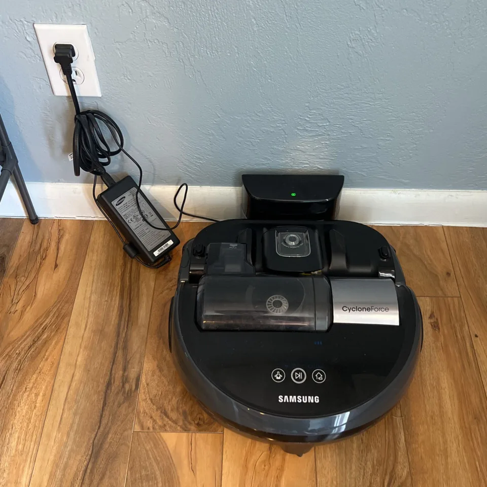 Samsung SR2AJ9020U Robot Vacuum - CycloneForce for Parts thumbnail