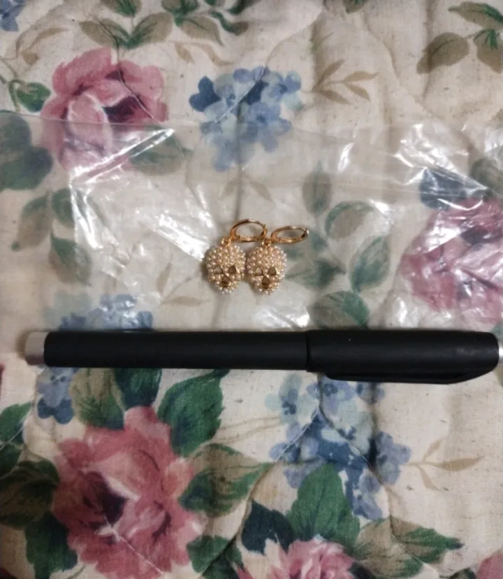 Skull Earrings - Gold Tone image indicator(2)