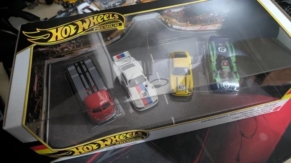 Hot Wheels Premium Porsche Diorama Set image indicator(3)