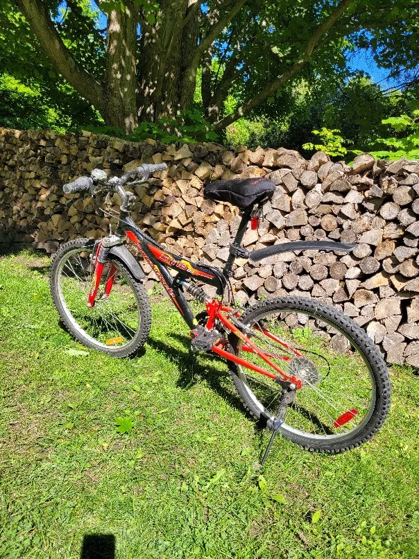 SuperCycle XTI 18 DS & Folding Capri Bike + Helmets thumbnail