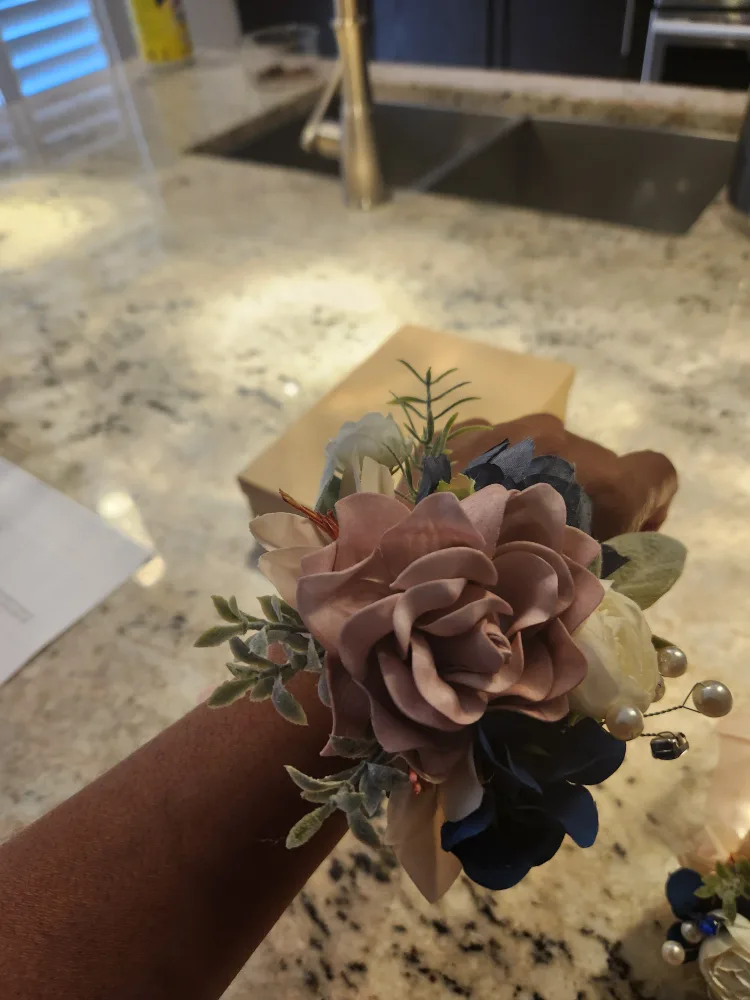 Ling Moments Floral Corsage Set in Box image indicator(3)