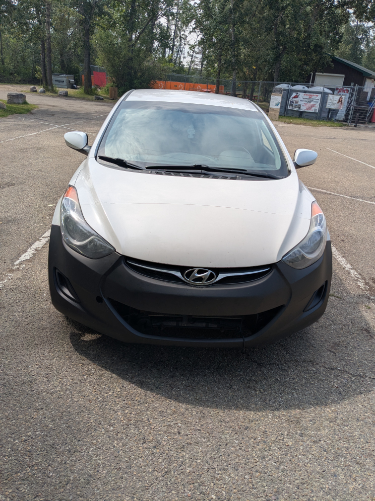 Hyundai Elantra - White Sedan - photo 3