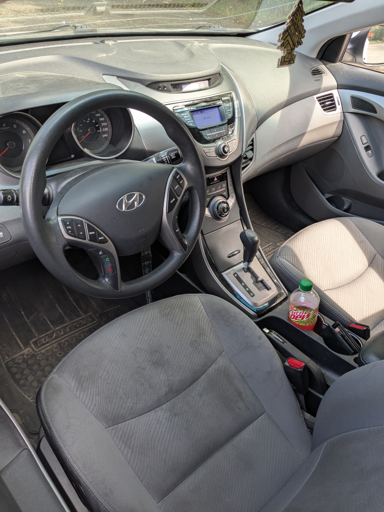 Hyundai Elantra - White Sedan - photo 4