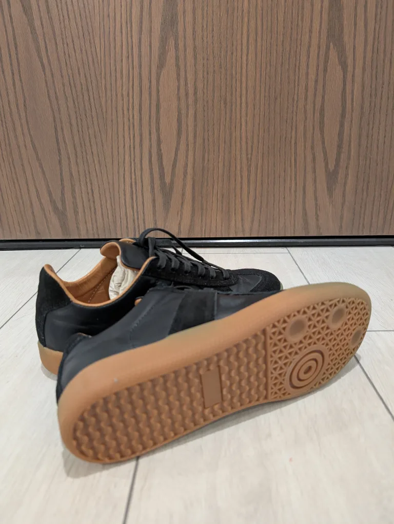 NEW: Men's Black Leather & Suede Sneakers- Size 9 image indicator(3)