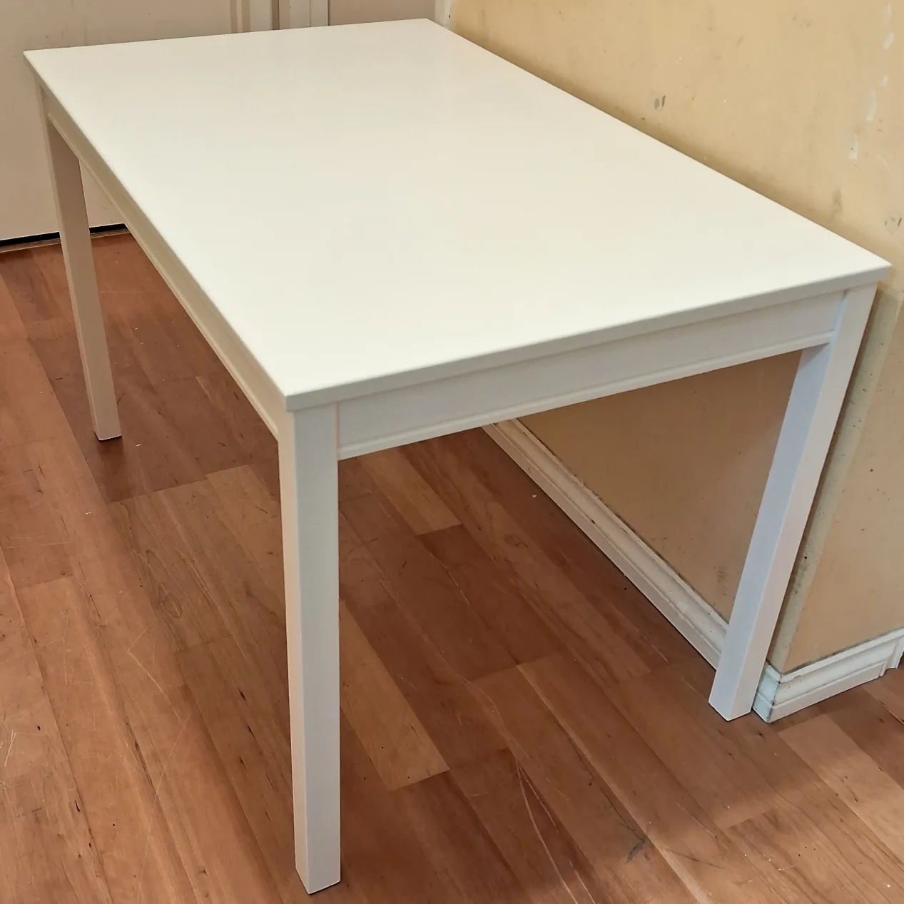 White Dining Table (delivery available) thumbnail