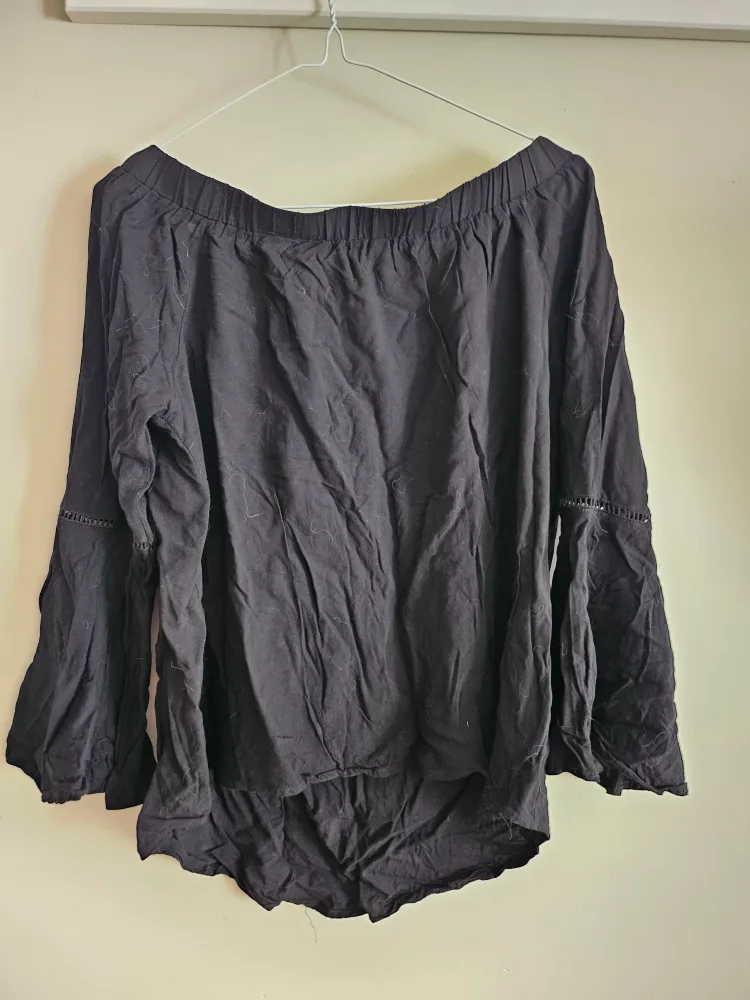 Black Off-the-Shoulder Blouse 🇨🇦 thumbnail