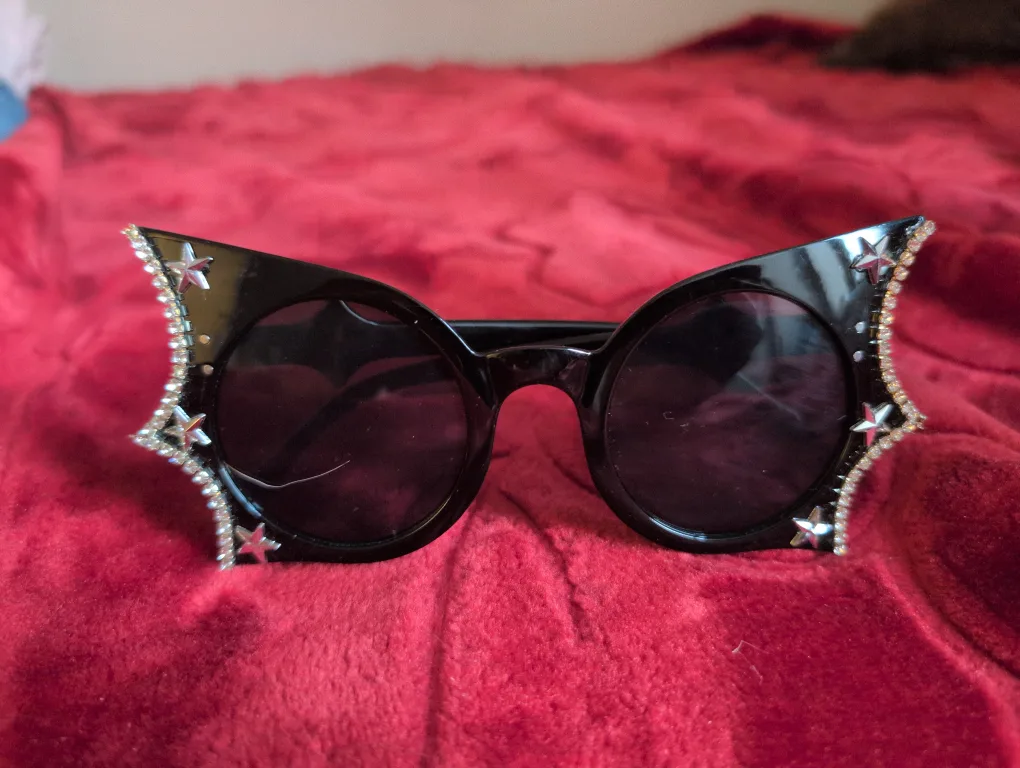 🇨🇦 Black Cat Eye Sunglasses with Star Details image indicator(3)