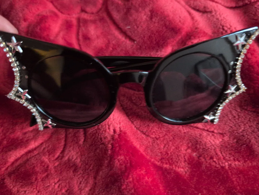 🇨🇦 Black Cat Eye Sunglasses with Star Details thumbnail