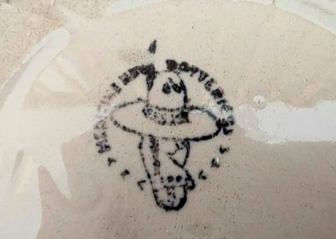 Medicine Hat Potteries Clay Bean Pot ~ 2 quart ~ 1940s image indicator(8)