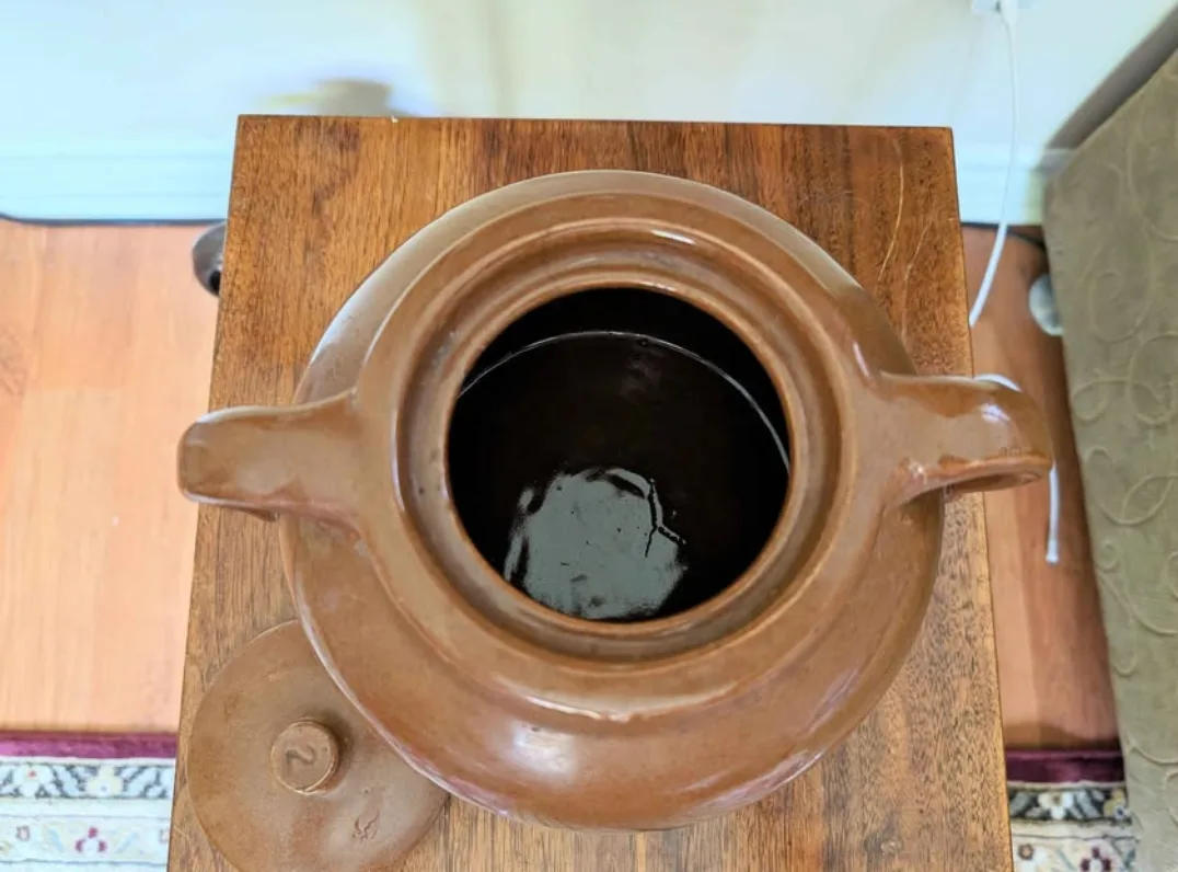 Medicine Hat Potteries Clay Bean Pot ~ 2 quart ~ 1940s image indicator(10)